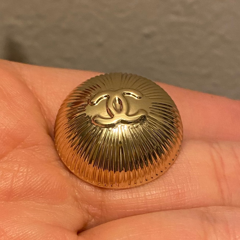 4 Chanel holiday charm/buttons - Picture 9 of 12